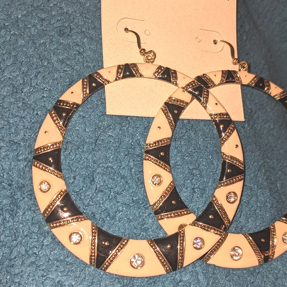 Island Designs by Harry Haslett Earrings LARGE Circular Black and Cream Dangle - Picture 5 of 11